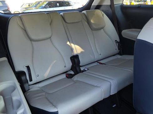 Used 2025 Kia Carnival EX image 10