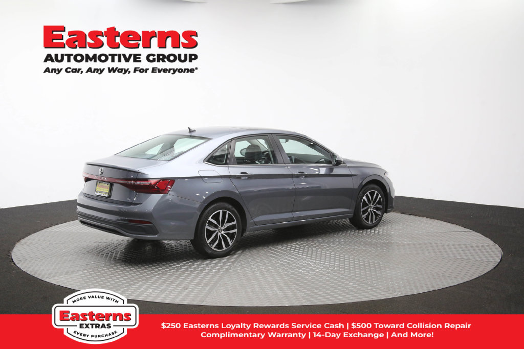 Used 2025 Volkswagen Jetta SE FWD image 41