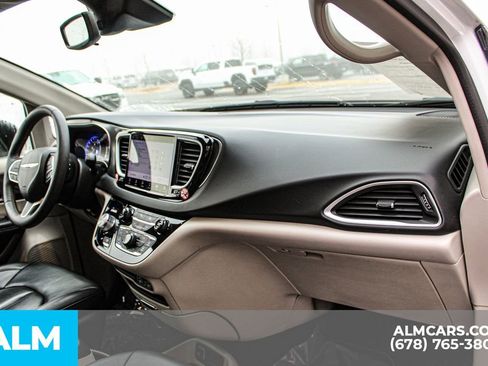 Used 2023 Chrysler Pacifica Touring-L image 25