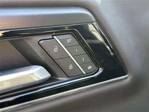 Used 2025 GMC Yukon XL Denali image 42
