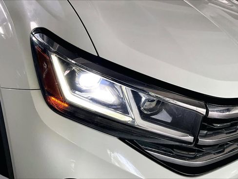 Used 2020 Volkswagen Atlas Cross Sport SE w/ Panoramic Sunroof Package FWD image 27