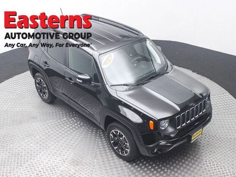 Used 2023 Jeep Renegade Latitude AWD/4WD image 3