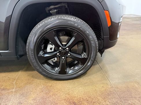 Used 2024 Jeep Grand Cherokee Altitude AWD/4WD image 86