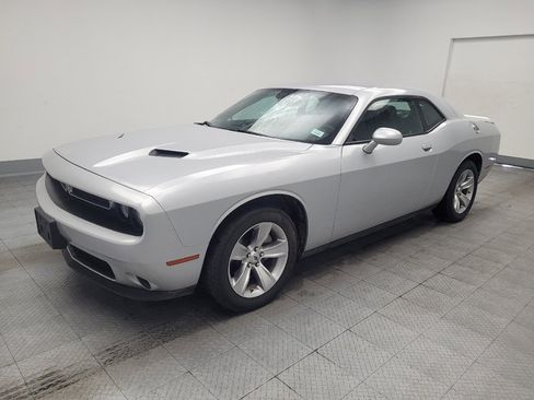 Used 2022 Dodge Challenger SXT RWD image 2