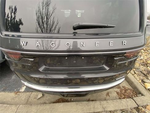Used 2024 Jeep Wagoneer L Series II image 5