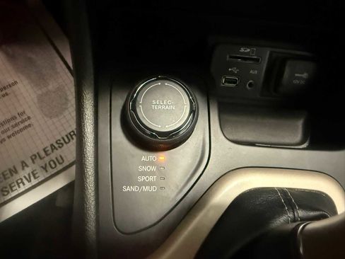 Used 2017 Jeep Cherokee Limited AWD/4WD image 32