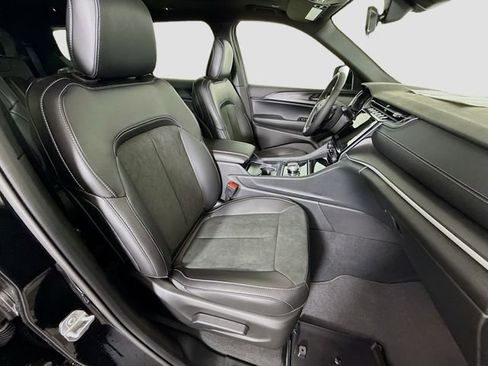 New 2025 Jeep Grand Cherokee L Altitude image 28