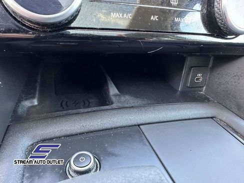 Used 2024 Land Rover Discovery S image 32