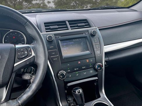 Used 2017 Toyota Camry image 9