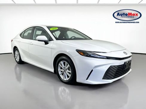Used 2025 Toyota Camry LE image 1
