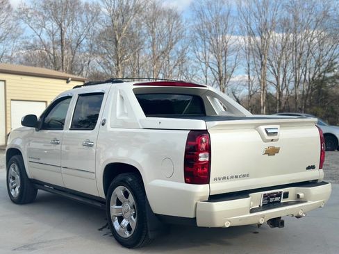 Used 2013 Chevrolet Avalanche LTZ image 5