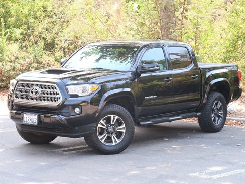 Used 2017 Toyota Tacoma TRD Sport w/ Tow Package (A/T) AWD/4WD image 4