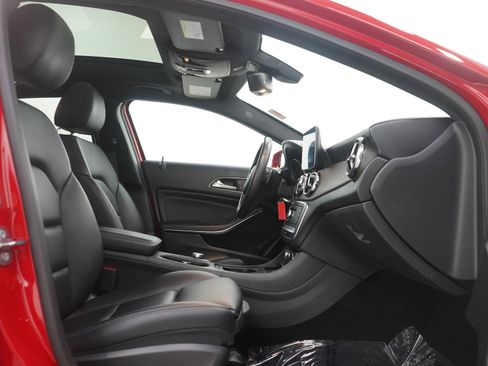 Used 2019 Mercedes-Benz GLA 250 4MATIC w/ Premium Package image 11