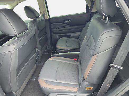 Certified 2025 Nissan Pathfinder Platinum FWD image 14