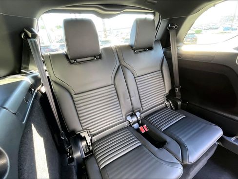 New 2026 Land Rover Discovery Dynamic SE image 11