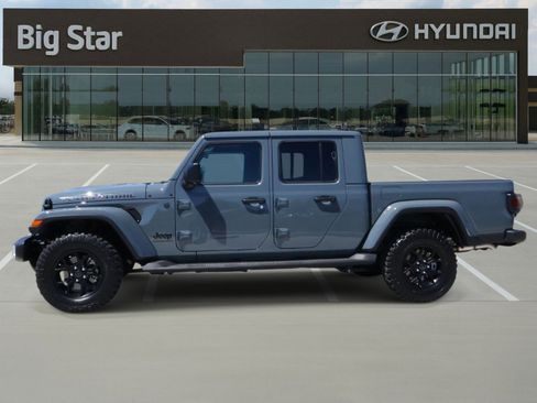 Used 2025 Jeep Gladiator Sport AWD/4WD image 2