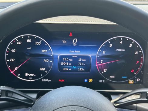 Used 2025 Mercedes-Benz GLC 300 4MATIC image 24