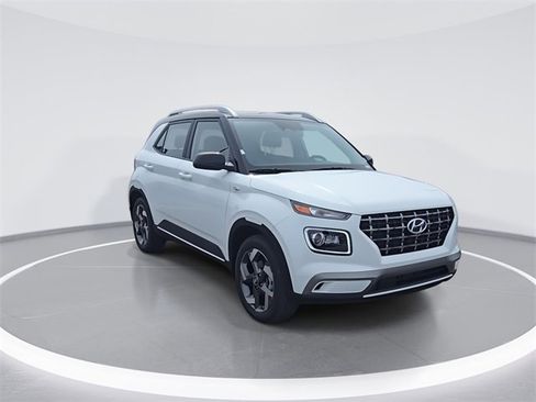Used 2025 Hyundai Venue Limited image 2