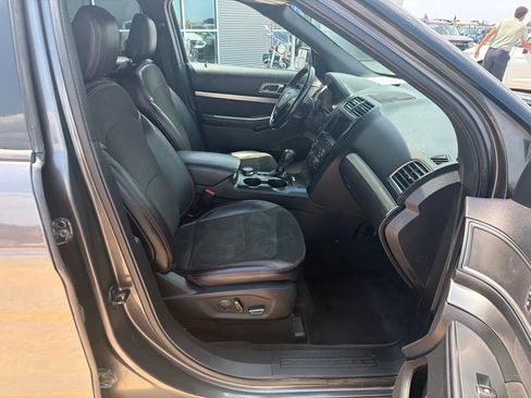 Used 2018 Ford Explorer XLT w/ Equipment Group 202A AWD/4WD image 28