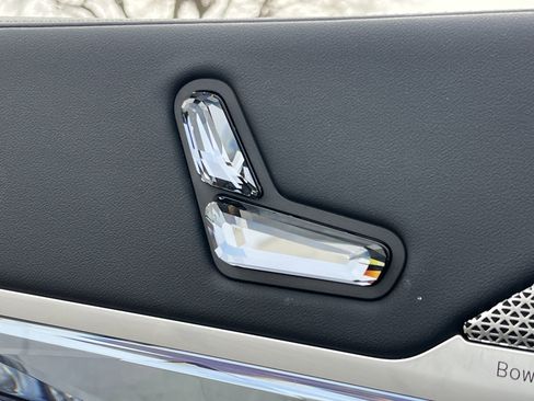 Used 2025 BMW 740i xDrive image 16