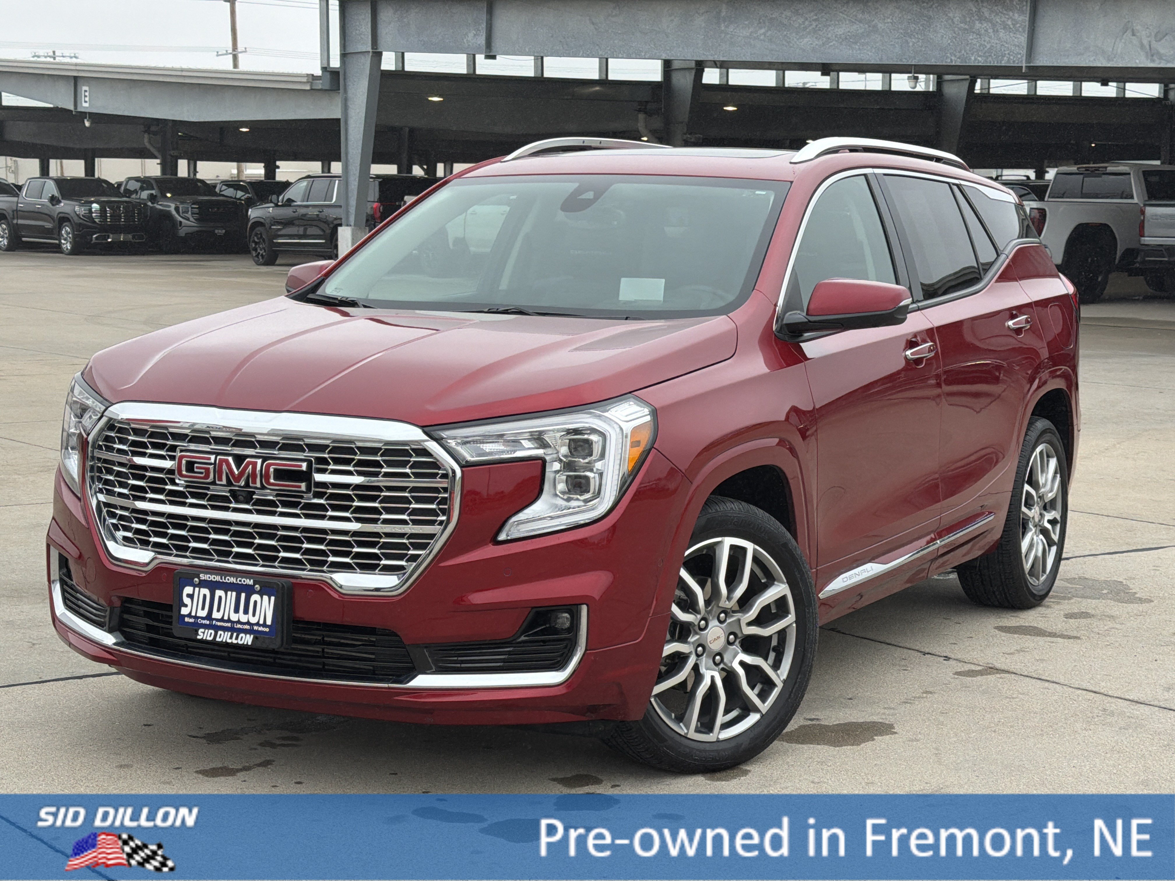 Used 2024 GMC Terrain Denali w/ Denali Premium Package AWD/4WD image 1