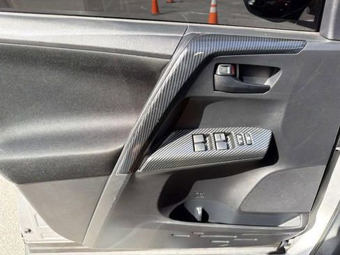 Used 2018 Toyota RAV4 LE image 7