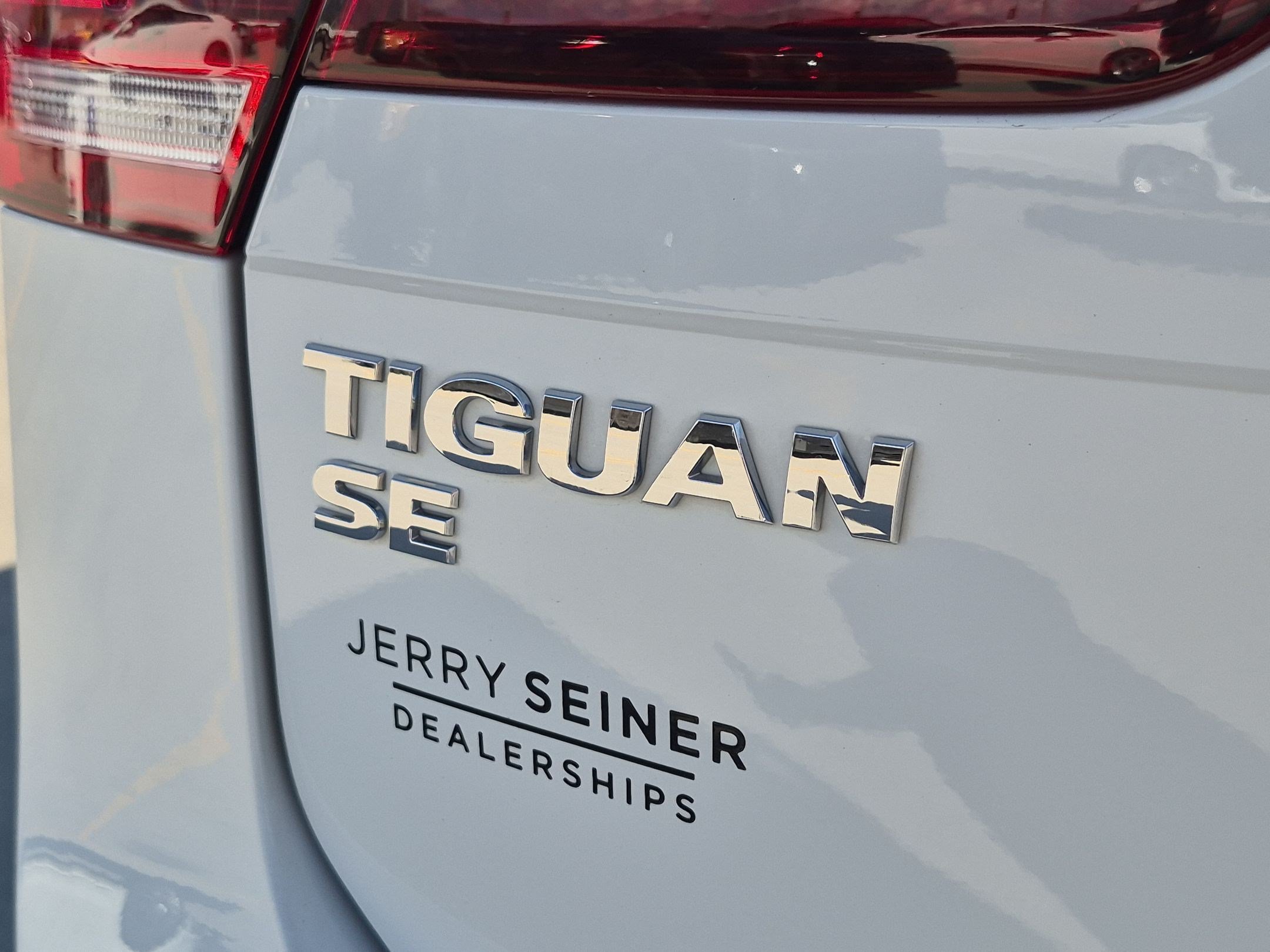 Used 2021 Volkswagen Tiguan SE R-Line AWD/4WD image 26