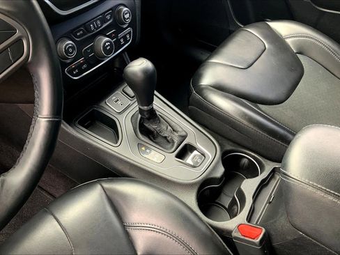 Used 2019 Jeep Cherokee Latitude Plus FWD image 17