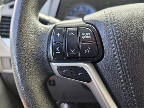 Used 2019 Toyota Sienna LE w/ Carpet Mat Package image 29