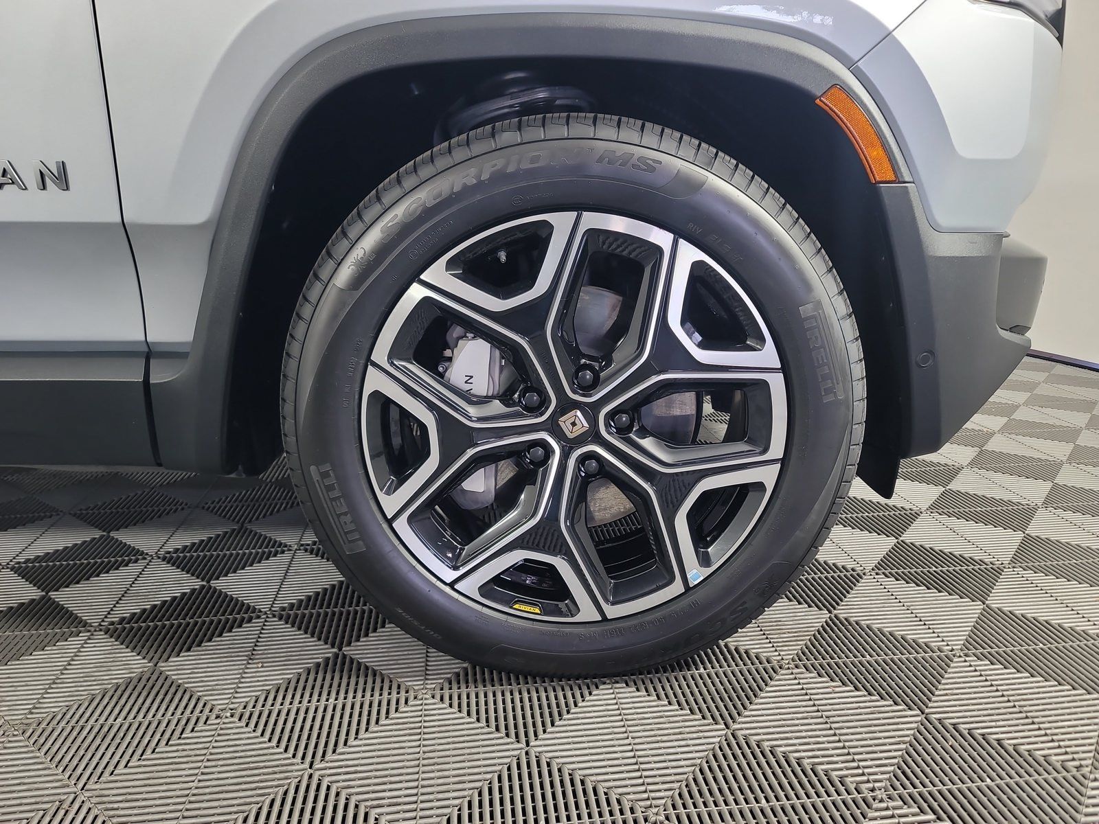 Used 2025 Rivian R1S Adventure Dual AWD/4WD image 11