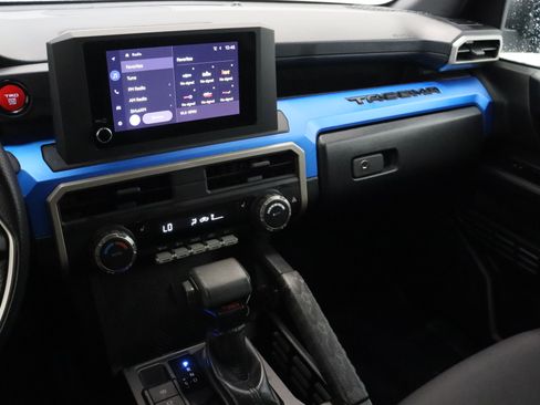 Certified 2025 Toyota Tacoma TRD Off-Road AWD/4WD image 15