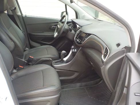 Used 2022 Chevrolet Trax LT w/ LT Convenience Package AWD/4WD image 9