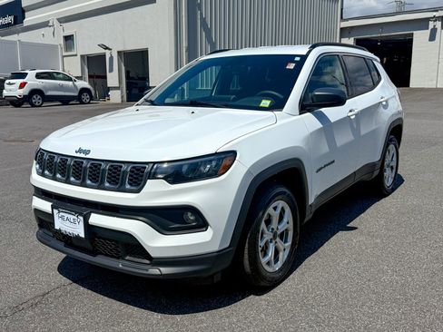 Used 2025 Jeep Compass Latitude AWD/4WD image 3