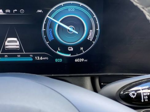 Certified 2025 Hyundai Elantra SEL FWD image 32