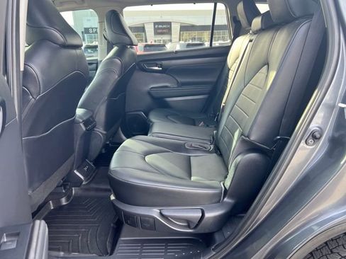 Used 2020 Toyota Highlander XLE image 11