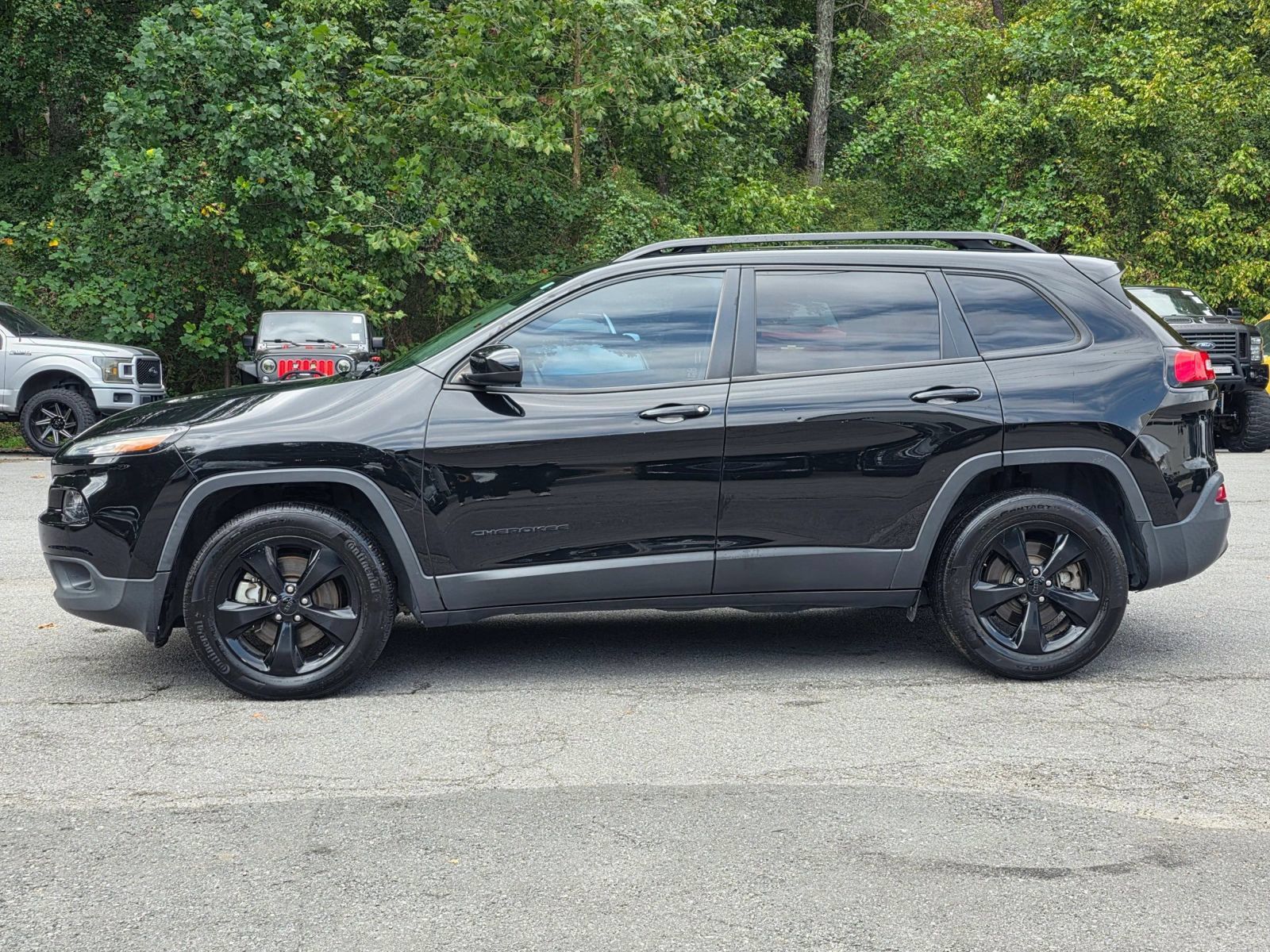 Used 2018 Jeep Cherokee Latitude w/ Altitude Package AWD/4WD image 4