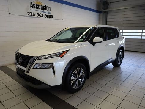 Used 2023 Nissan Rogue SV image 2