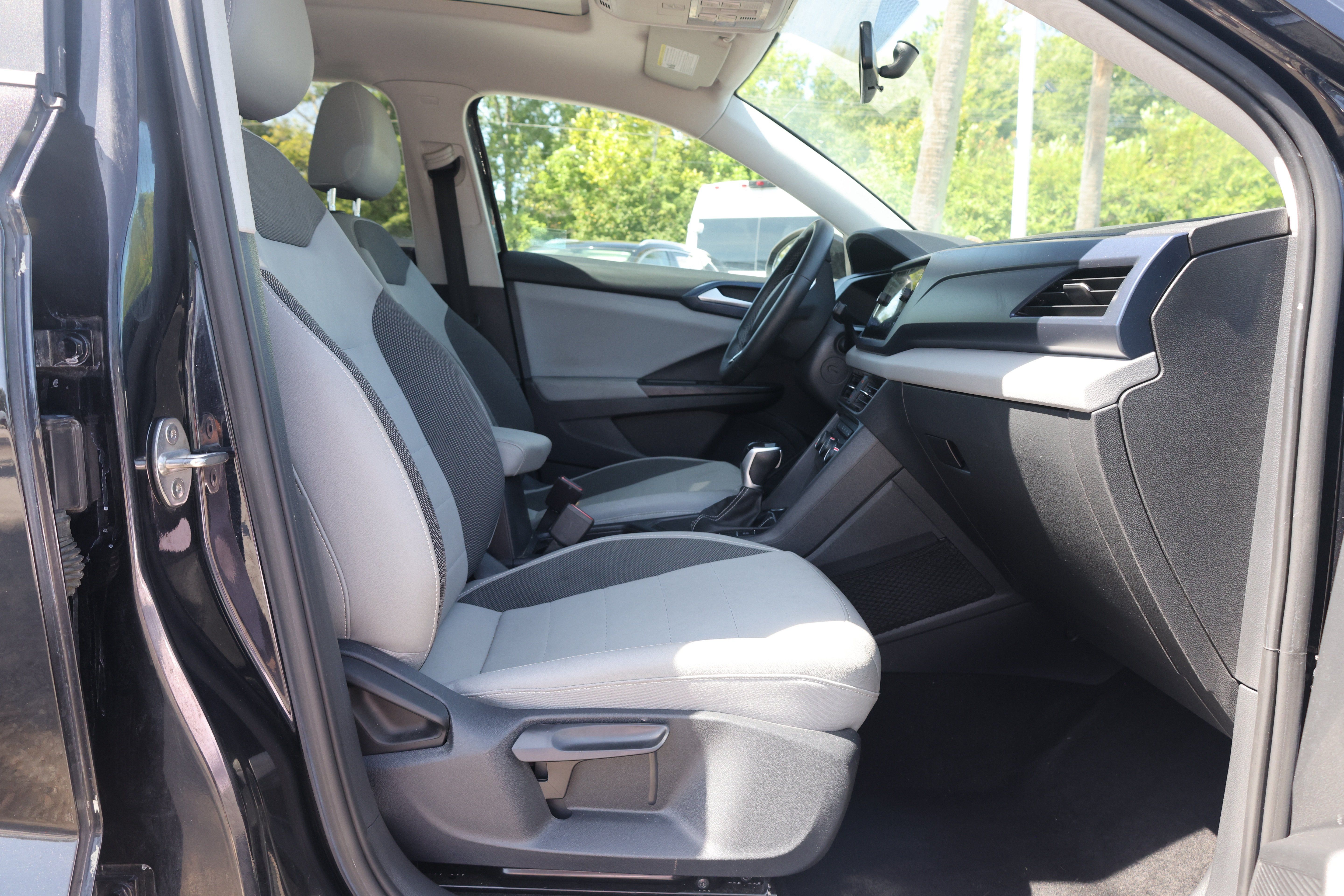 Used 2022 Volkswagen Taos SE w/ Panoramic Sunroof Package FWD image 17
