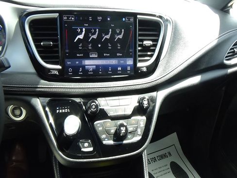 Used 2026 Chrysler Pacifica Limited FWD image 28