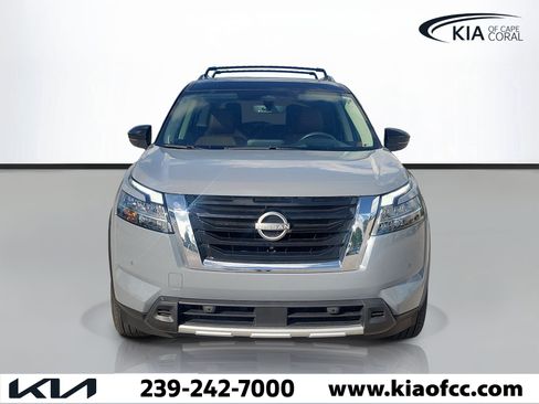 Used 2024 Nissan Pathfinder Platinum FWD image 2