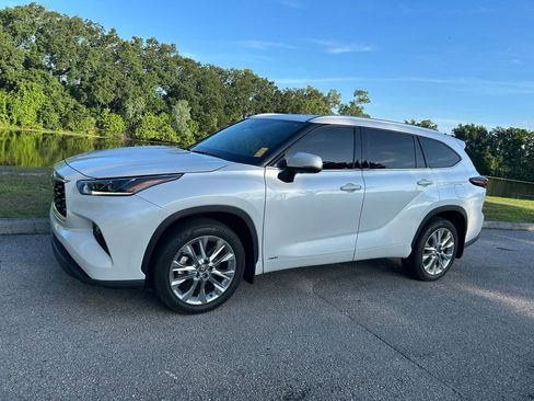 Used 2025 Toyota Highlander Limited AWD/4WD image 2