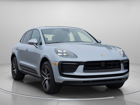 Certified 2025 Porsche Macan image 8
