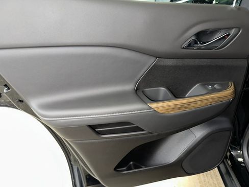 Certified 2023 GMC Acadia SLE w/ Driver Convenience Package image 17