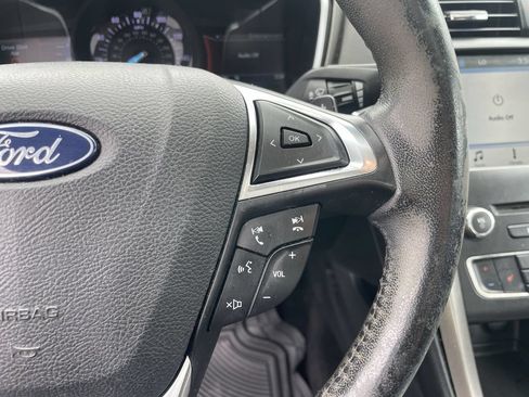 Used 2018 Ford Fusion SE w/ Fusion SE Technology Package FWD image 18