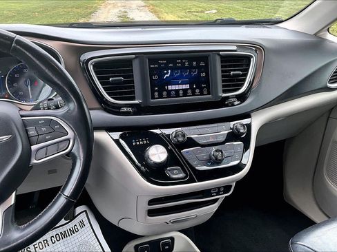 Used 2018 Chrysler Pacifica Touring-L FWD image 6