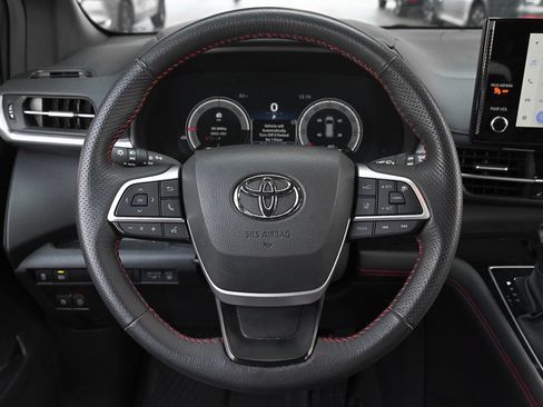 Used 2025 Toyota Sienna XSE FWD image 11