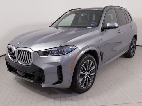 Used 2025 BMW X5 xDrive50e w/ M Sport Package image 3