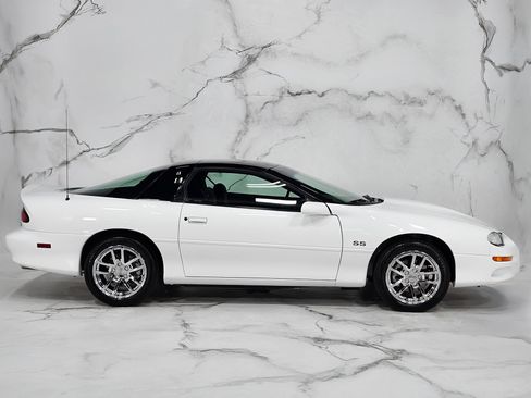 Used 2000 Chevrolet Camaro Z28 w/ SS Performance/Appearance Pkg image 5