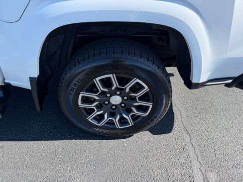 Used 2024 Chevrolet Colorado LT w/ LT Convenience Package III AWD/4WD image 10