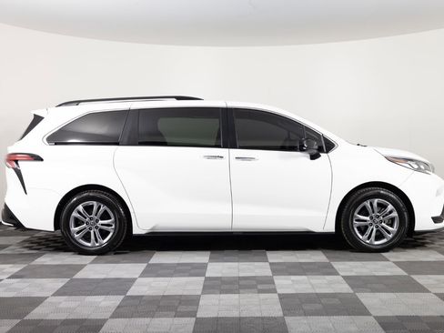 Used 2022 Toyota Sienna XSE AWD/4WD image 9